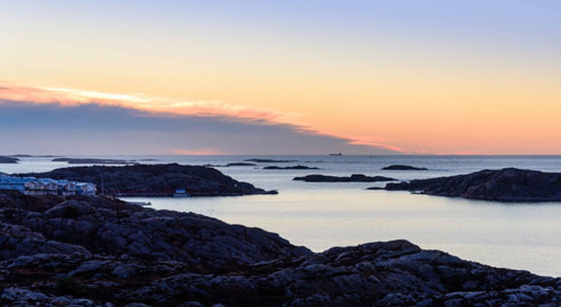 Foto på solnedgång över havet.