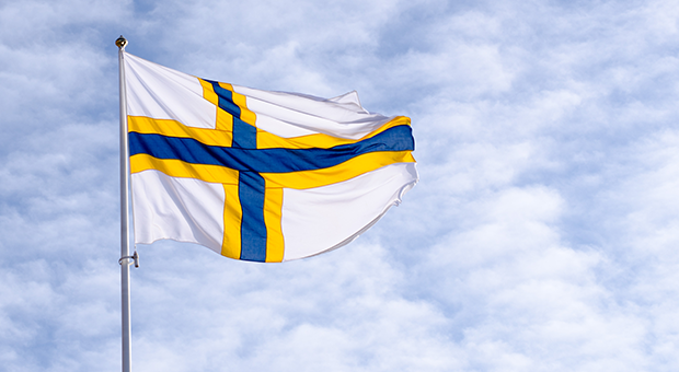 Sverigefinnarnas flagga som vajar i vinden