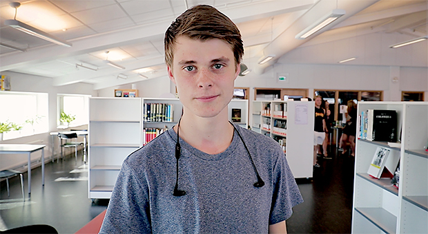Foto av en elev i Gullmarsgymnasiets bibliotek