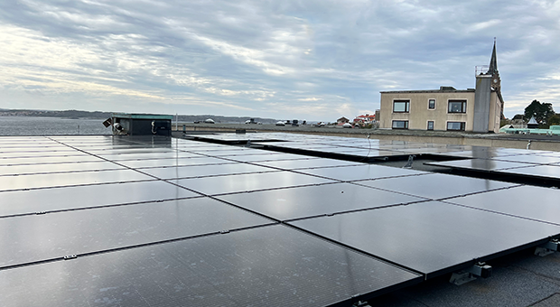 Svarta solceller på ett platt tak