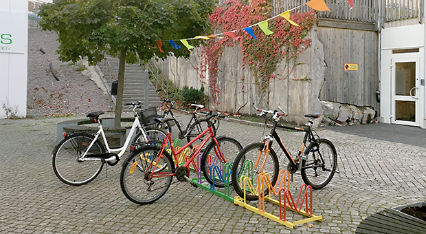 Foto av det färgglada cykelstället utanför Nordic Wellness i Lysekil.