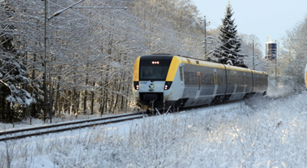 Foto på tåg i snölandskap.