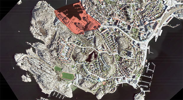 Flygfoto över Lysekil med området kring Norra hamnen markerat i rött.