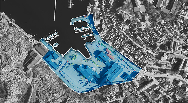 Flygbild över Lysekil med Norrahamnområdet markerat i blått. 