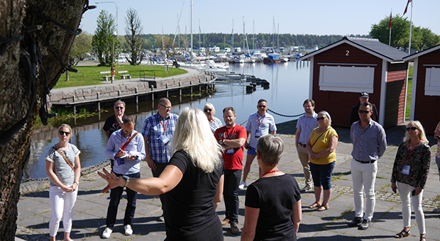 Foto av deltagarna på guidad stadsvandring i Åmål.jpg