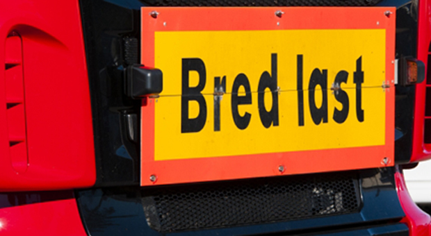 Foto på skylt med texten bred last.