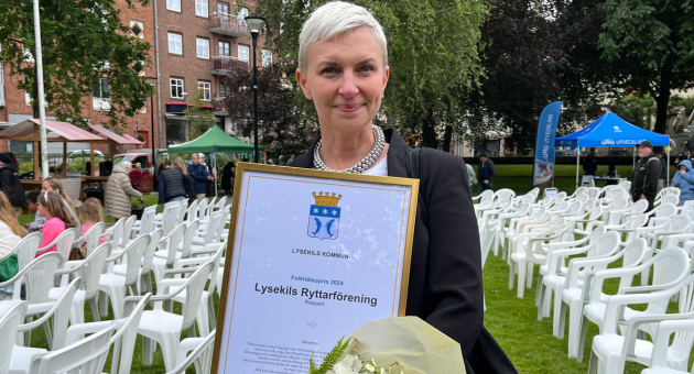 Lisa Robertson Zettergren vice ordförande Lysekils Ryttarförening tar emot pris